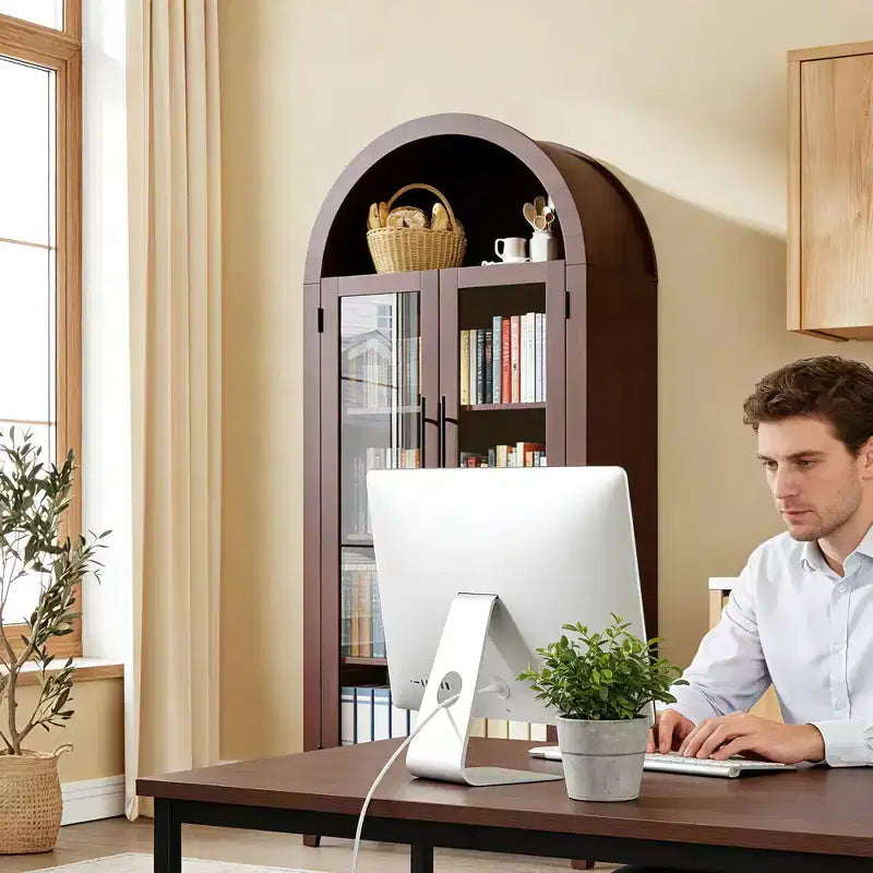 Mobiletto contenitore alto ad arco con ante in vetro, libreria espositiva a 5 ripiani con mensole regolabili per cucina o soggiorno