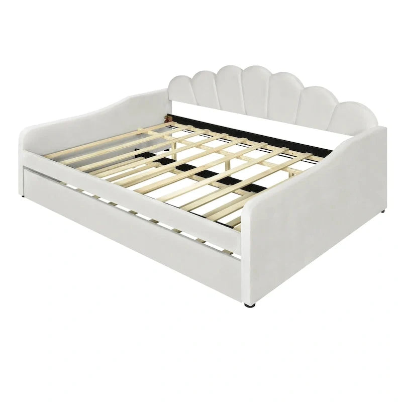 Gestoffeerd ligbed van volledige grootte met schelpvormige rugleuning en onderschuifbed