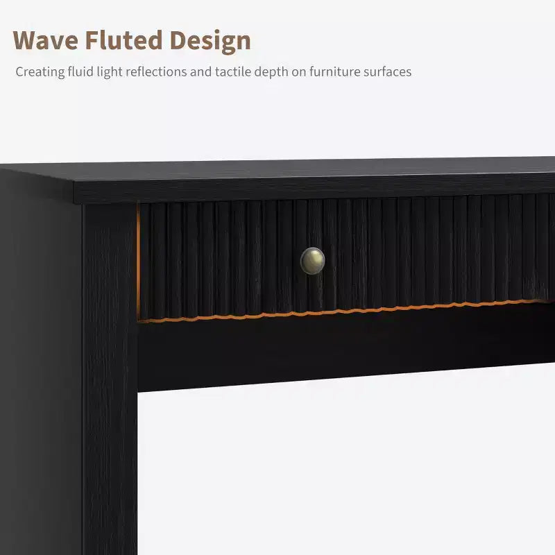 Geriffelter Stauraum-Schreibtisch fürs Homeoffice, moderner Chefschreibtisch mit 54 Zoll und Ladestation, Computertisch aus Holz mit Aktenschubladen fürs Arbeitszimmer