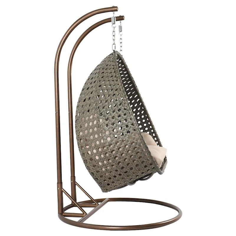 LeisureMod hängender Doppelsitz-Eierstuhl mit Gestell – Outdoor-/Indoor-Hängesessel aus Rattan-Geflecht für Terrasse, Schaukel und Hängeliege mit Polstern