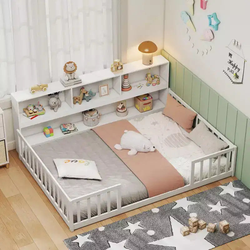 Montessori-vloerbed voor eenpersoons- of tweepersoonsmatras met boekenkast, opbergplanken en veiligheidshekken, wit/grijs