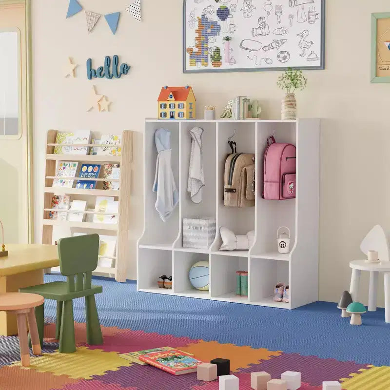 Braun-weißer Garderobenschrank mit 4 Fächern und 8 Haken für Kinder