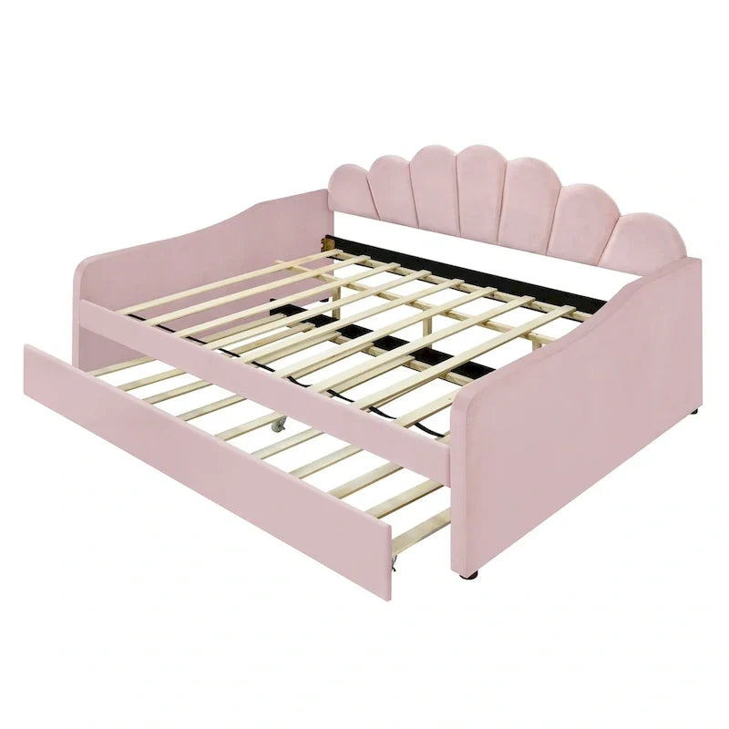 Gestoffeerd ligbed van volledige grootte met schelpvormige rugleuning en onderschuifbed