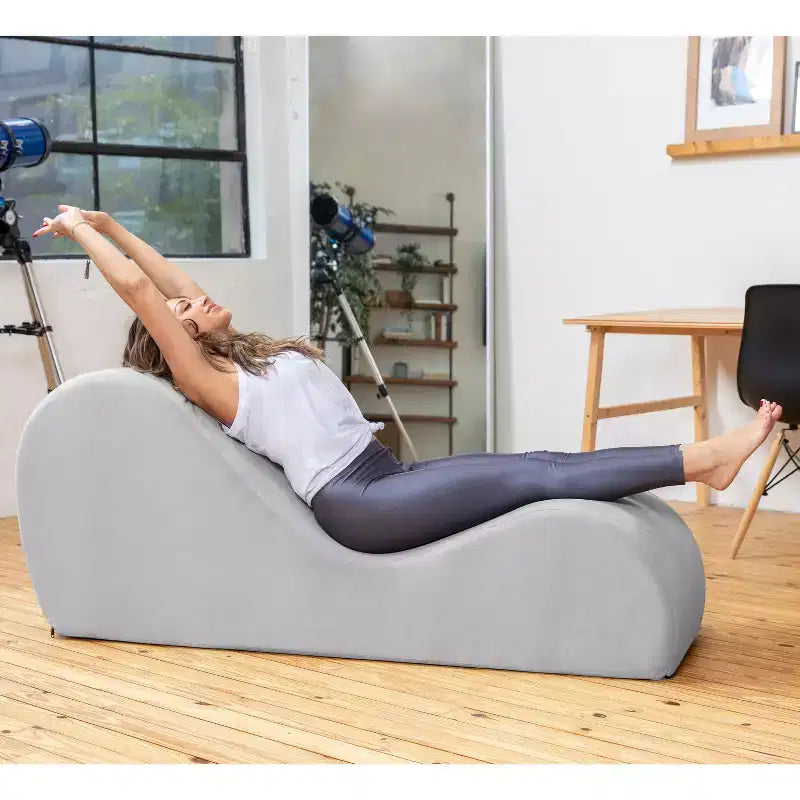 Elegancki szezlong Avana do jogi – wyprodukowano w USA – idealny do rozciągania, relaksu, ćwiczeń i nie tylko, 60D x 18W x 26H cali, jasnoszary