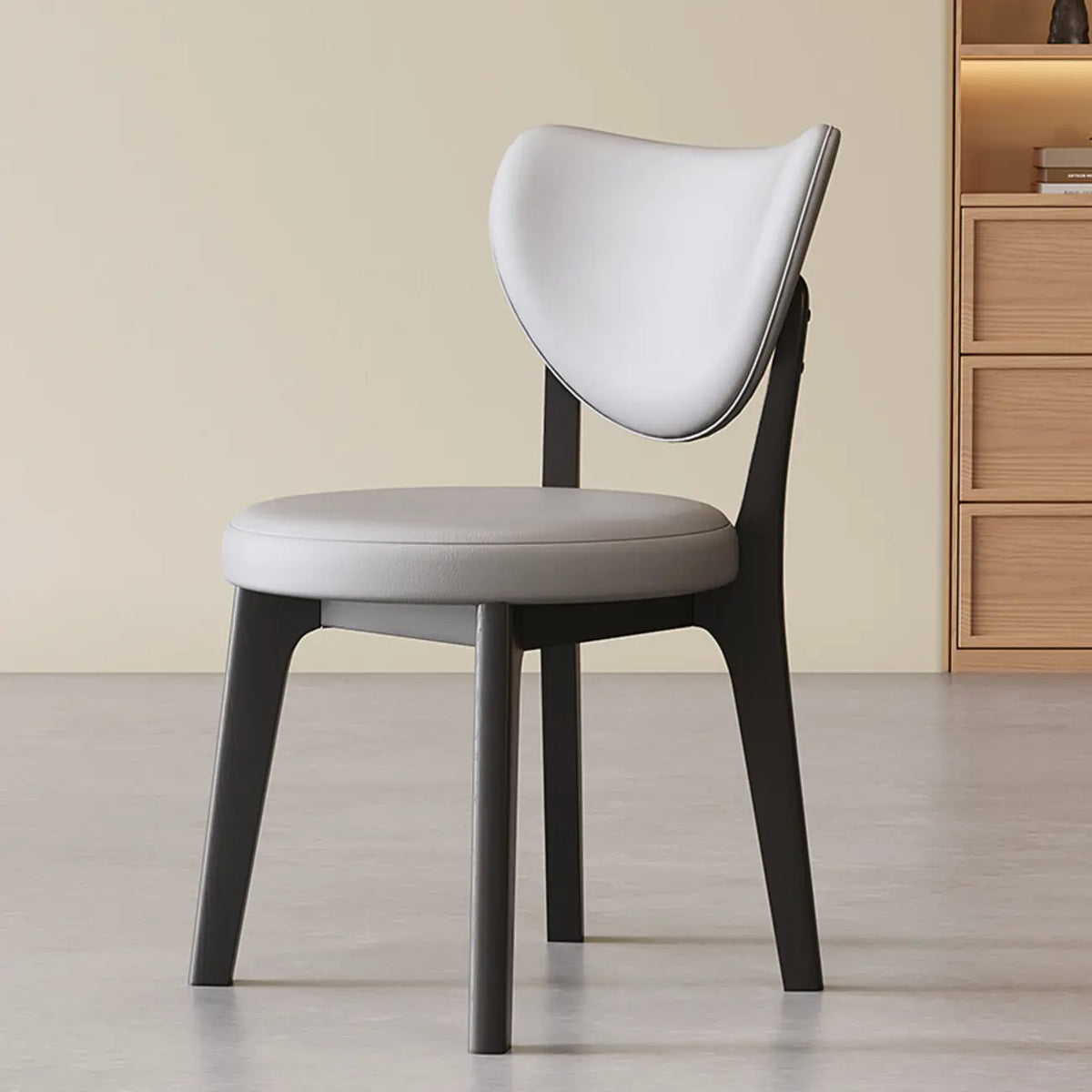 Chaise de salle à manger moderne sans accoudoirs, dossier enveloppant et revêtement en similicuir