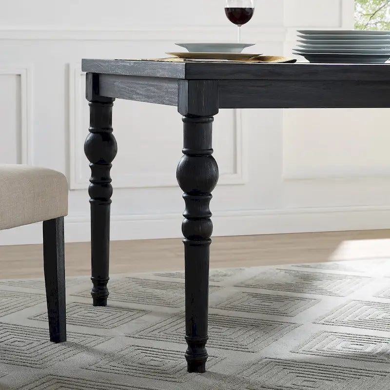Set di tavolo e sedie da pranzo per interni in stile rustico farmhouse, con gambe tornite e schienale con bottoni capitonné