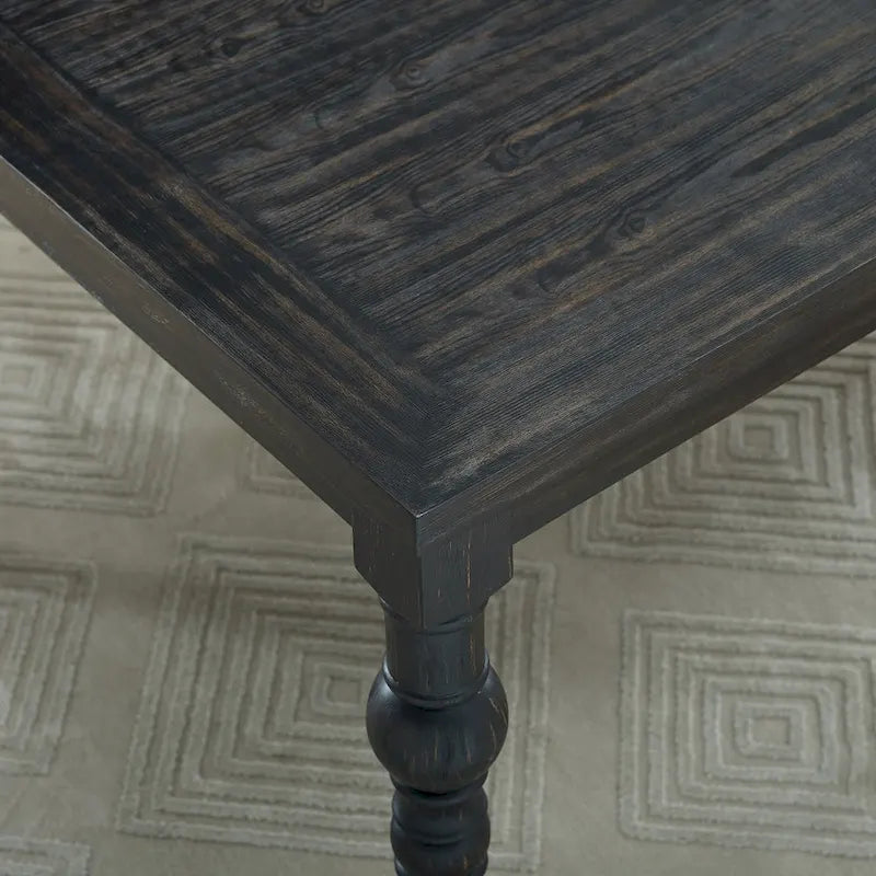 Set di tavolo e sedie da pranzo per interni in stile rustico farmhouse, con gambe tornite e schienale con bottoni capitonné