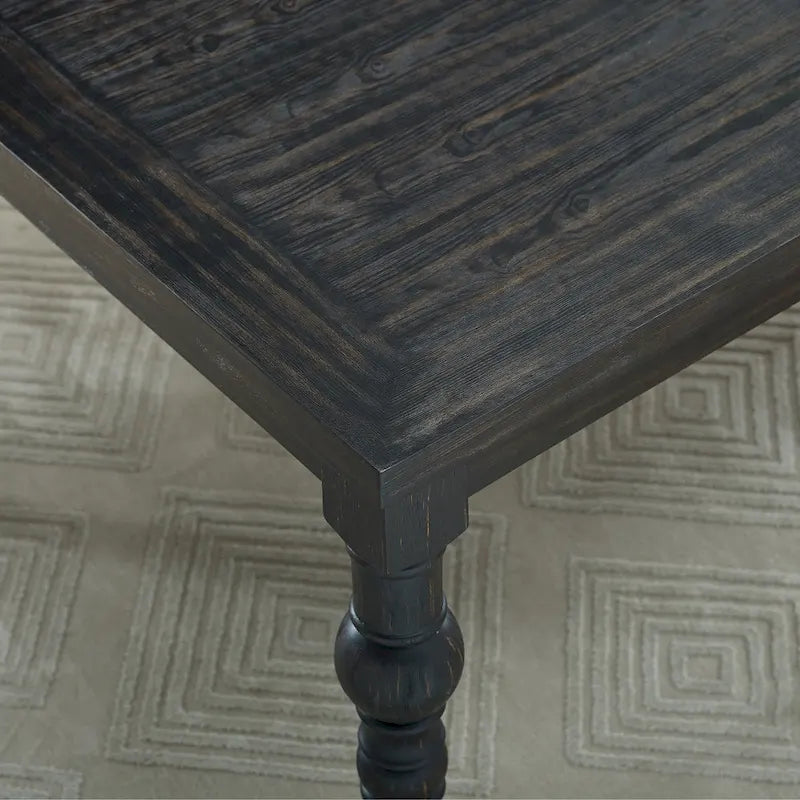 Set di tavolo e sedie da pranzo per interni in stile rustico farmhouse, con gambe tornite e schienale con bottoni capitonné