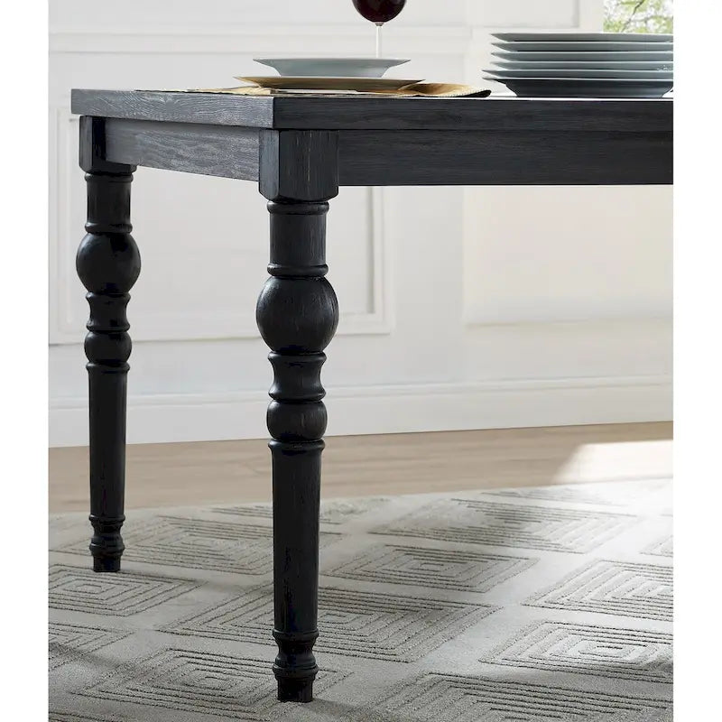 Set di tavolo e sedie da pranzo per interni in stile rustico farmhouse, con gambe tornite e schienale con bottoni capitonné