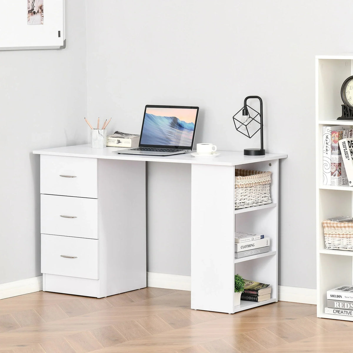 Scrivania HOMCOM 47 con libreria, moderna, per home office, tavolo da scrittura e postazione di lavoro con 3 cassetti e ripiano contenitore - bianca