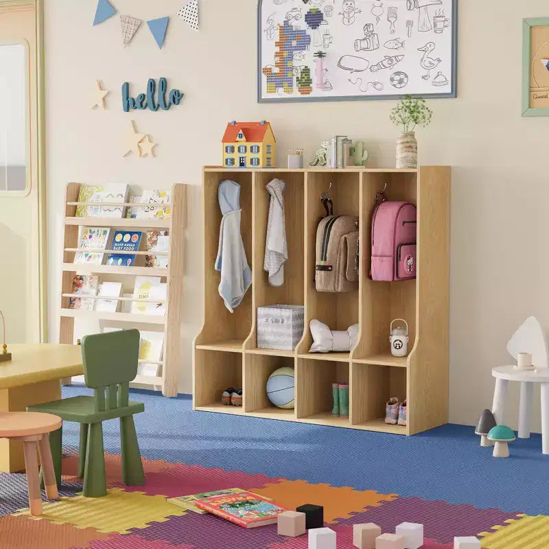 Braun-weißer Garderobenschrank mit 4 Fächern und 8 Haken für Kinder