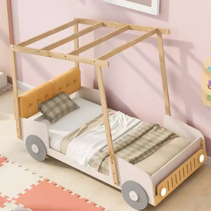 Letto per bambini a forma di auto in legno Whisen con cuscino, telo per il soffitto e LED - Naturale