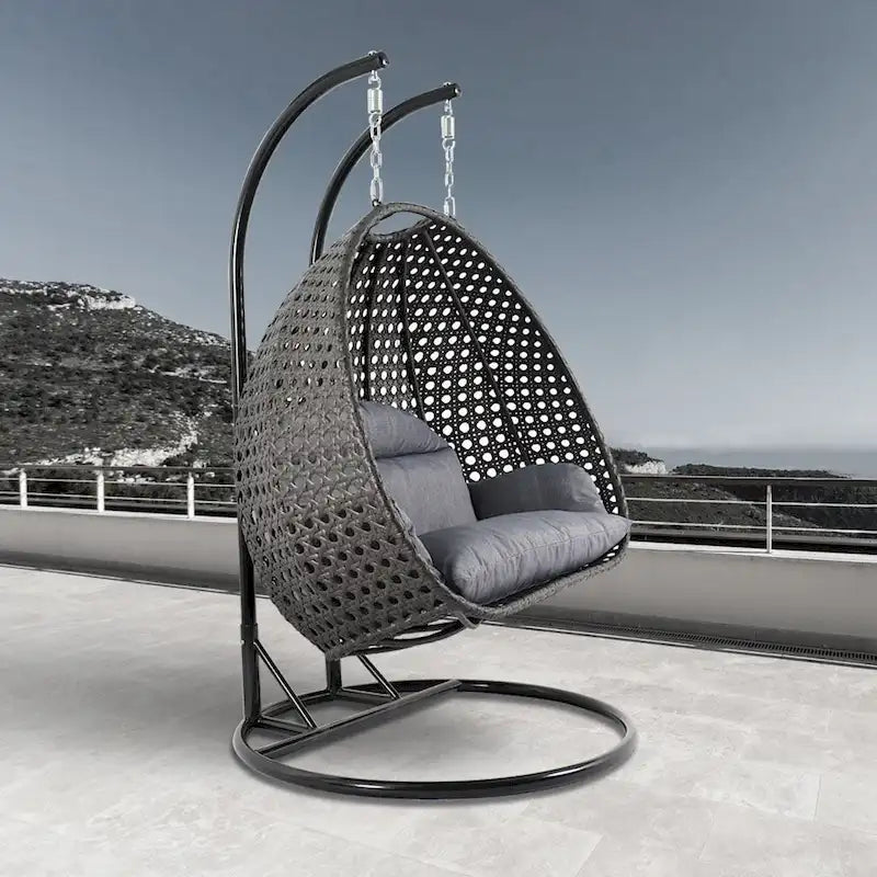 LeisureMod hängender Doppelsitz-Eierstuhl mit Gestell – Outdoor-/Indoor-Hängesessel aus Rattan-Geflecht für Terrasse, Schaukel und Hängeliege mit Polstern