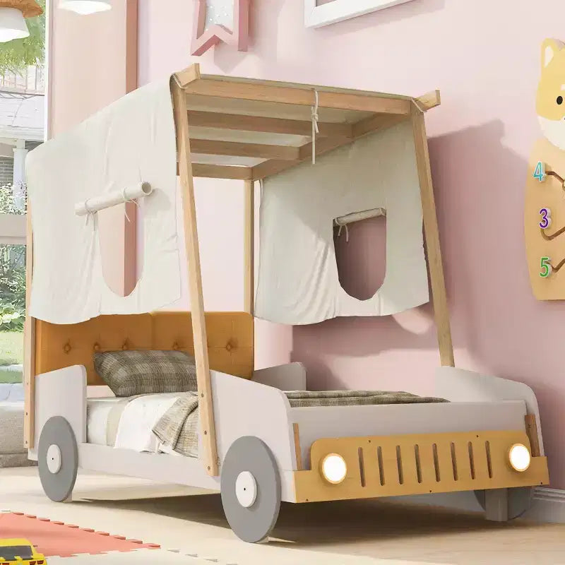 Letto per bambini a forma di auto in legno Whisen con cuscino, telo per il soffitto e LED - Naturale