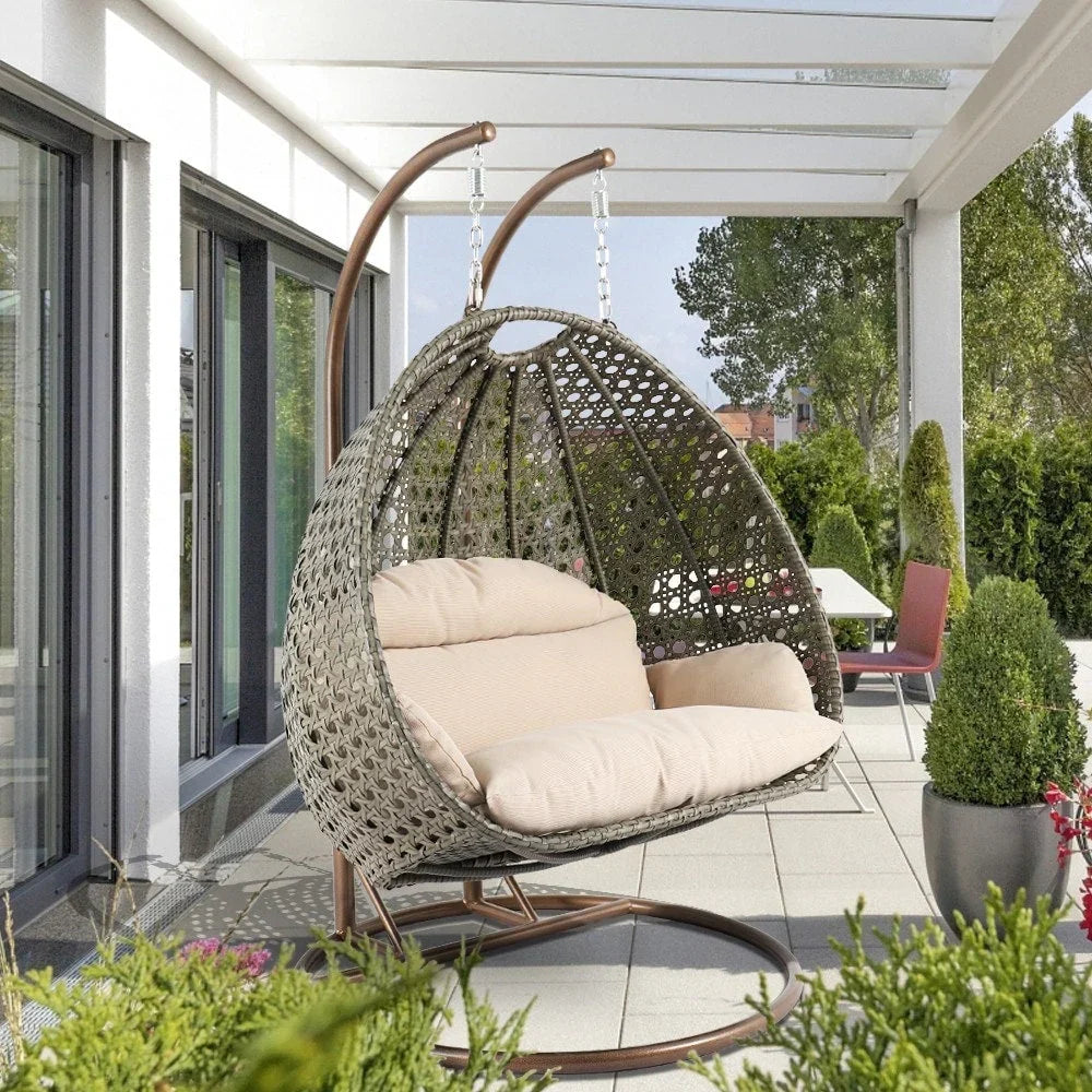 LeisureMod kétszemélyes függő tojásszék állvánnyal – kültéri/beltéri rattan fonott teraszfüggőágy-pihenőszék párnákkal