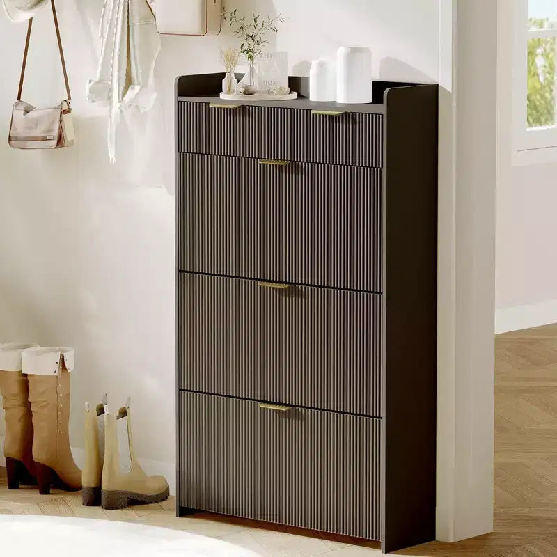 Moderner weißer Schuhschrank mit 3 Klapptüren, 2 kleinen Schubladen und Haken, schmales Schuhregal mit geriffelter Front, schmaler Flurschrank