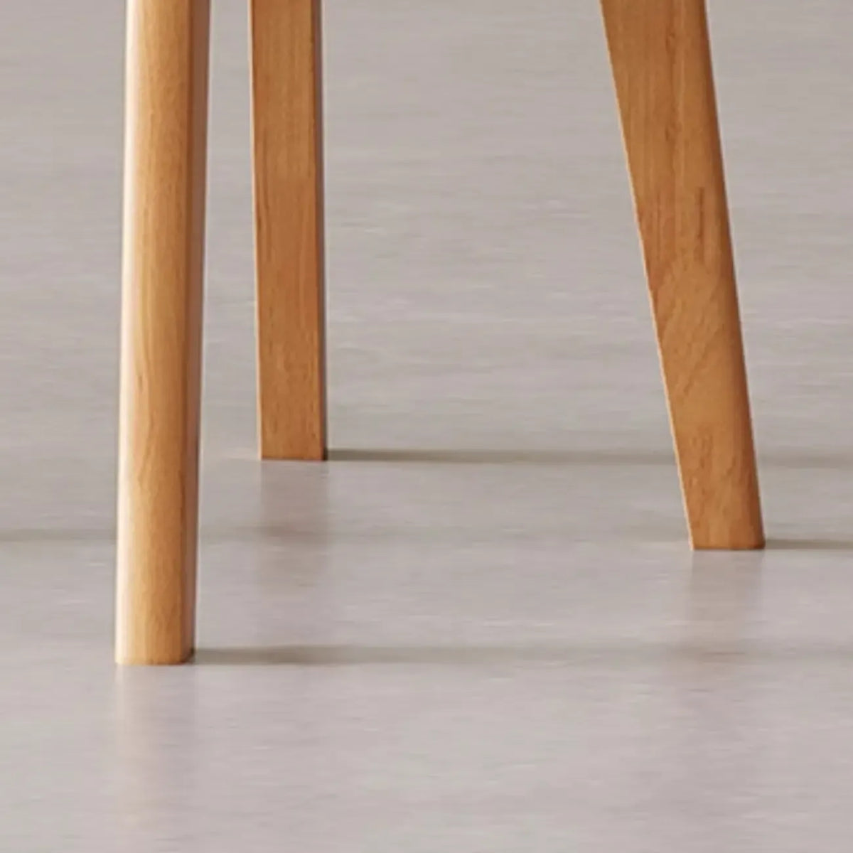 Chaise de salle à manger moderne sans accoudoirs, dossier enveloppant et revêtement en similicuir