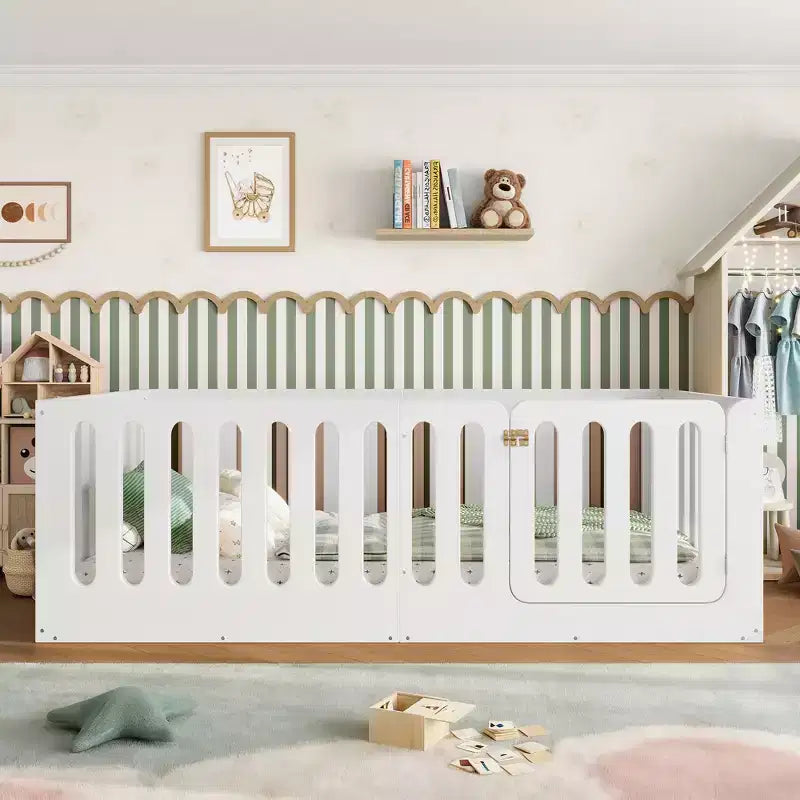 Cama Montessori blanca de tamaño individual para el suelo con barandillas y puerta, madera maciza, para 1 niño