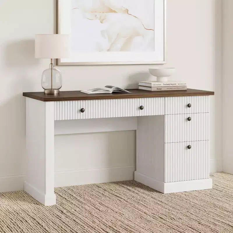 Geriffelter Stauraum-Schreibtisch fürs Homeoffice, moderner Chefschreibtisch mit 54 Zoll und Ladestation, Computertisch aus Holz mit Aktenschubladen fürs Arbeitszimmer