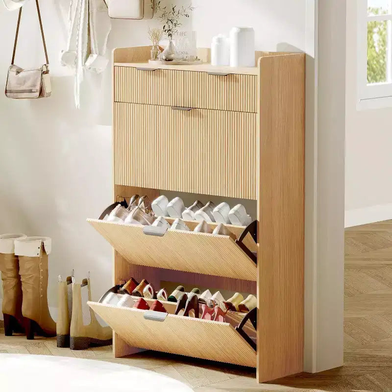 Moderner weißer Schuhschrank mit 3 Klapptüren, 2 kleinen Schubladen und Haken, schmales Schuhregal mit geriffelter Front, schmaler Flurschrank