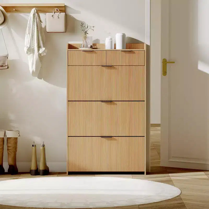 Moderner weißer Schuhschrank mit 3 Klapptüren, 2 kleinen Schubladen und Haken, schmales Schuhregal mit geriffelter Front, schmaler Flurschrank