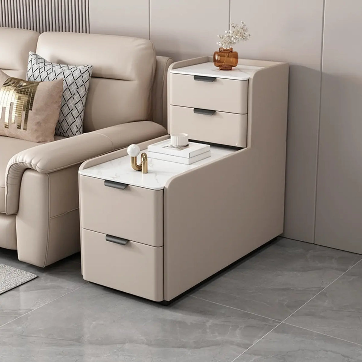 Tavolino laterale alto per divano, in legno a forma di L, con 4 cassetti e piano effetto pietra