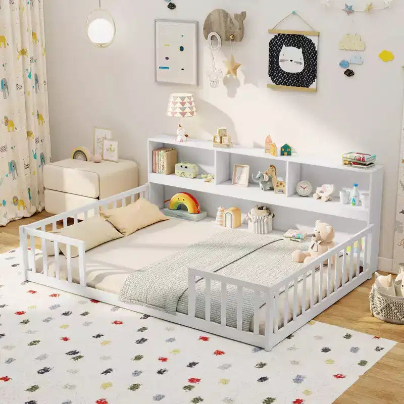 Montessori-Bodenbett in Twin-/Full-Größe mit Bücherregal, Stauraumfächern und Sicherheitsgittern, Weiß/Grau
