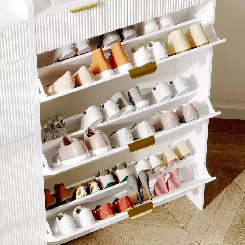 Moderner weißer Schuhschrank mit 3 Klapptüren, 2 kleinen Schubladen und Haken, schmales Schuhregal mit geriffelter Front, schmaler Flurschrank