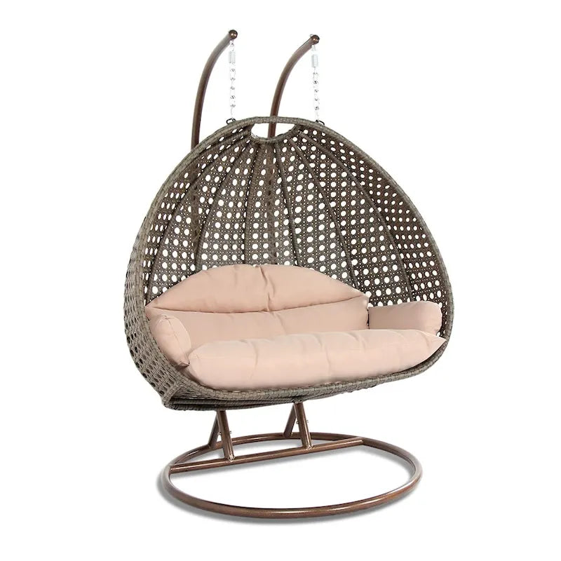 LeisureMod hängender Doppelsitz-Eierstuhl mit Gestell – Outdoor-/Indoor-Hängesessel aus Rattan-Geflecht für Terrasse, Schaukel und Hängeliege mit Polstern