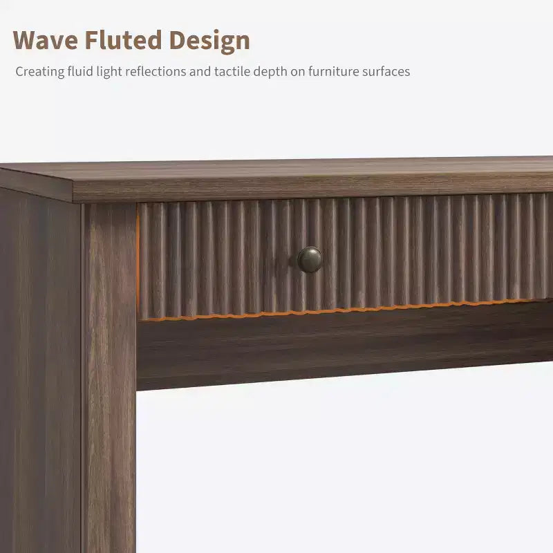 Geriffelter Stauraum-Schreibtisch fürs Homeoffice, moderner Chefschreibtisch mit 54 Zoll und Ladestation, Computertisch aus Holz mit Aktenschubladen fürs Arbeitszimmer