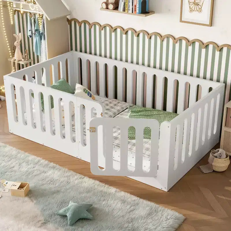 Cama Montessori blanca de tamaño individual para el suelo con barandillas y puerta, madera maciza, para 1 niño