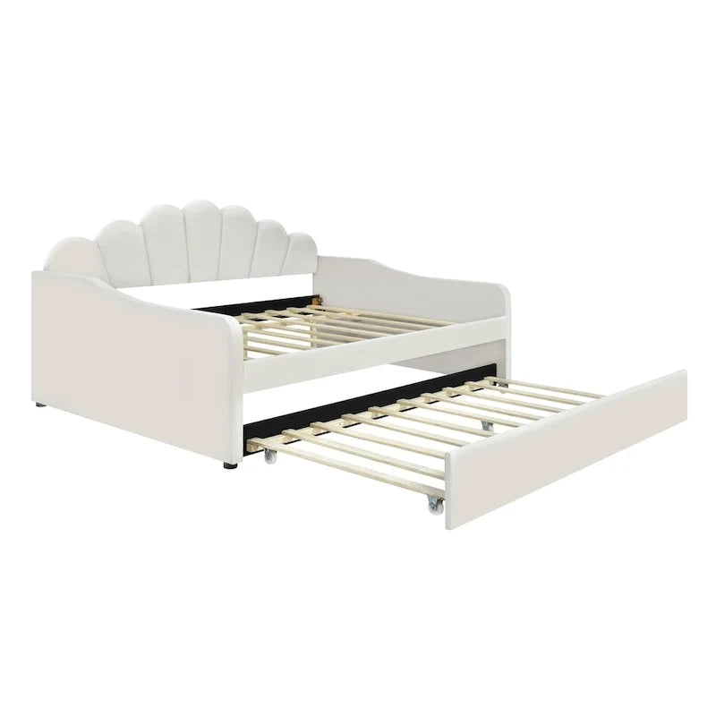 Gestoffeerd ligbed van volledige grootte met schelpvormige rugleuning en onderschuifbed