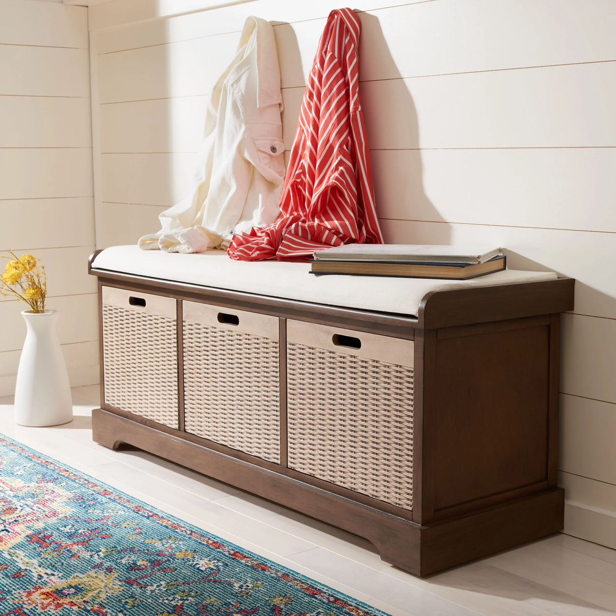 Banco de almacenamiento SAFAVIEH Fiorello con 3 cajones y cojín - 47.3 W x 15 L x 19 H - 47Wx15Dx19H