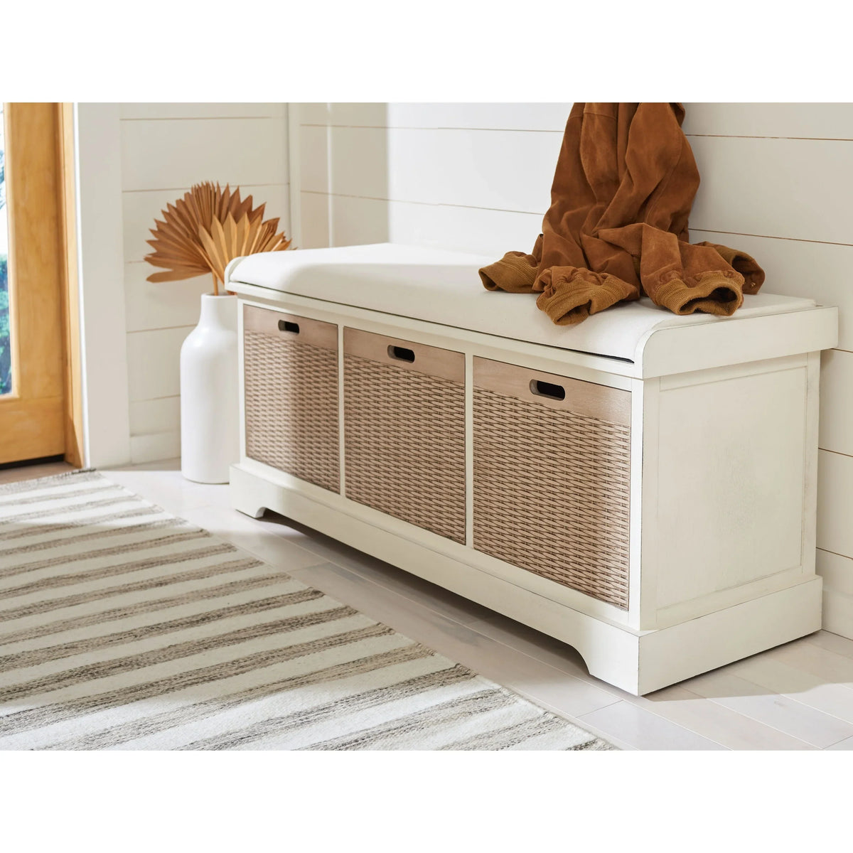 Banco de almacenamiento SAFAVIEH Fiorello con 3 cajones y cojín - 47.3 W x 15 L x 19 H - 47Wx15Dx19H