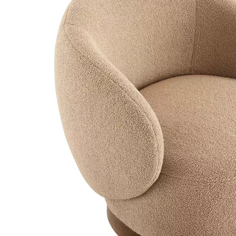 Poltrona barrel girevole imbottita d'accento Spruce&Spring con base in legno