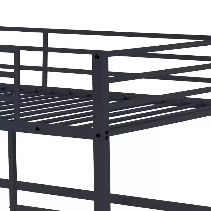 Metalen hoogslaper voor één persoon met valbeveiliging en vlakke ladder