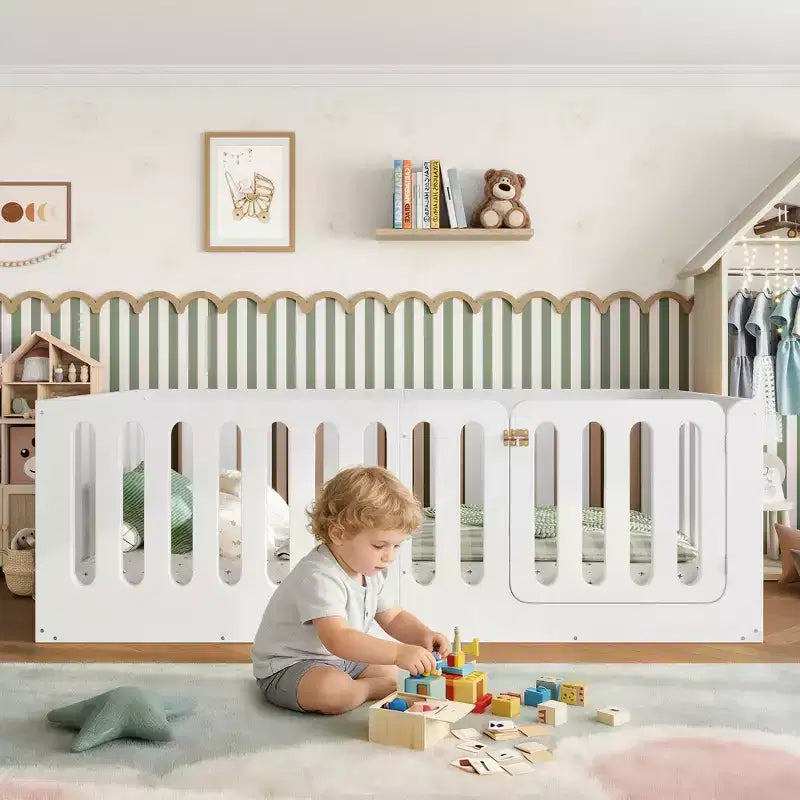 Cama Montessori blanca de tamaño individual para el suelo con barandillas y puerta, madera maciza, para 1 niño