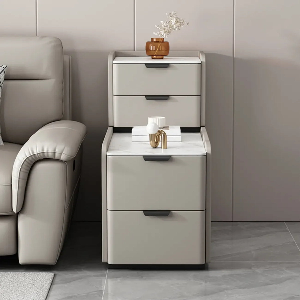Tavolino laterale alto per divano, in legno a forma di L, con 4 cassetti e piano effetto pietra
