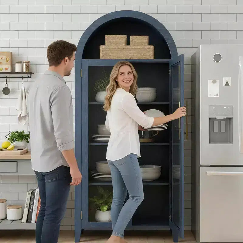 Mobiletto contenitore alto ad arco con ante in vetro, libreria espositiva a 5 ripiani con mensole regolabili per cucina o soggiorno