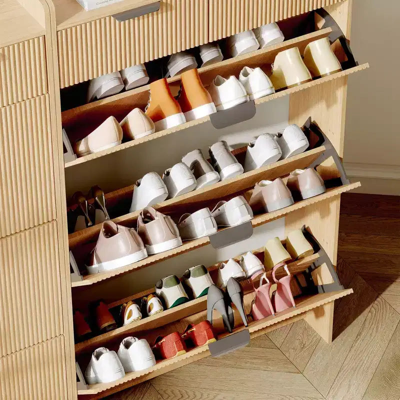 Moderner weißer Schuhschrank mit 3 Klapptüren, 2 kleinen Schubladen und Haken, schmales Schuhregal mit geriffelter Front, schmaler Flurschrank