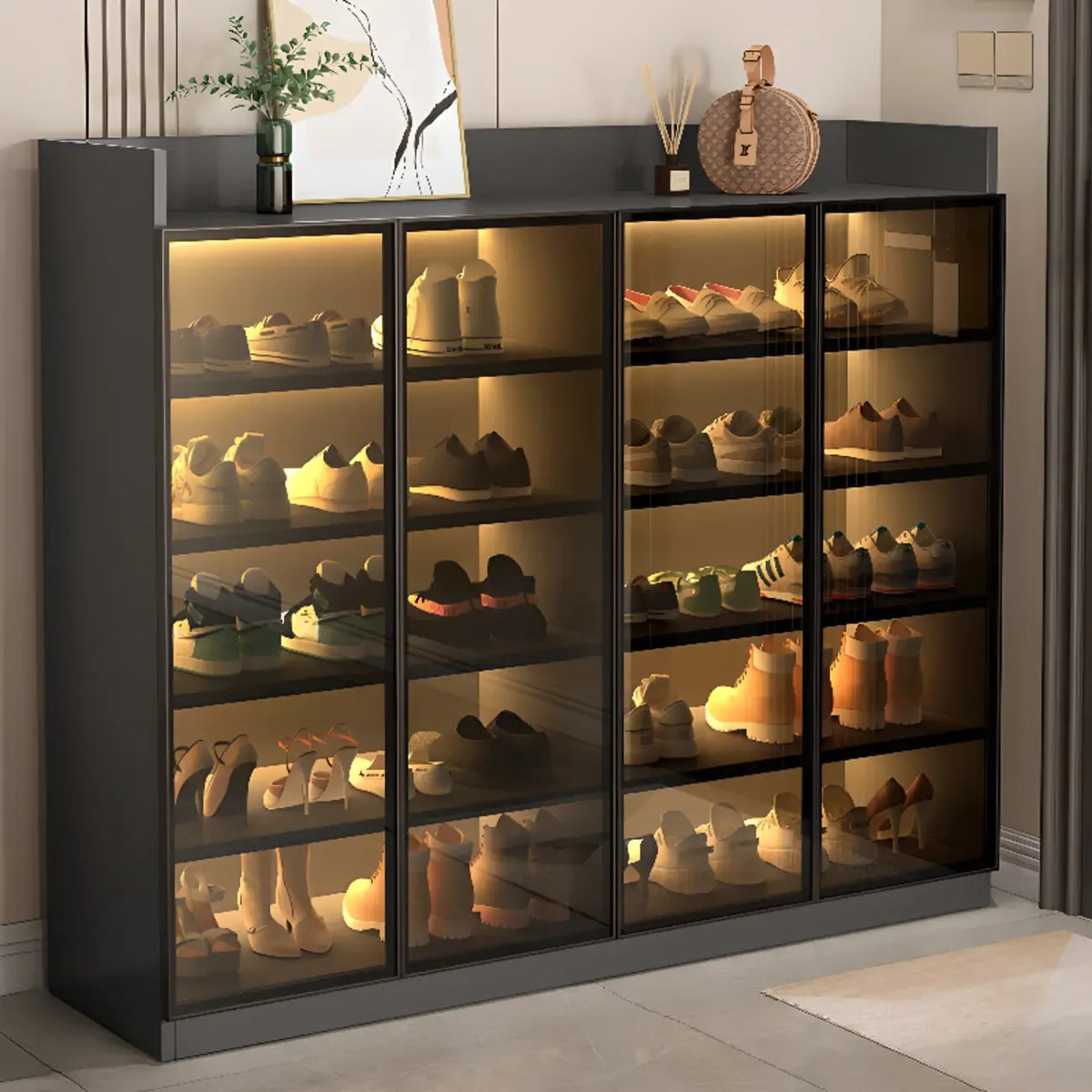 Schuhschrank mit LED-Beleuchtung, verstellbaren Einlegeböden und transparenten Türen
