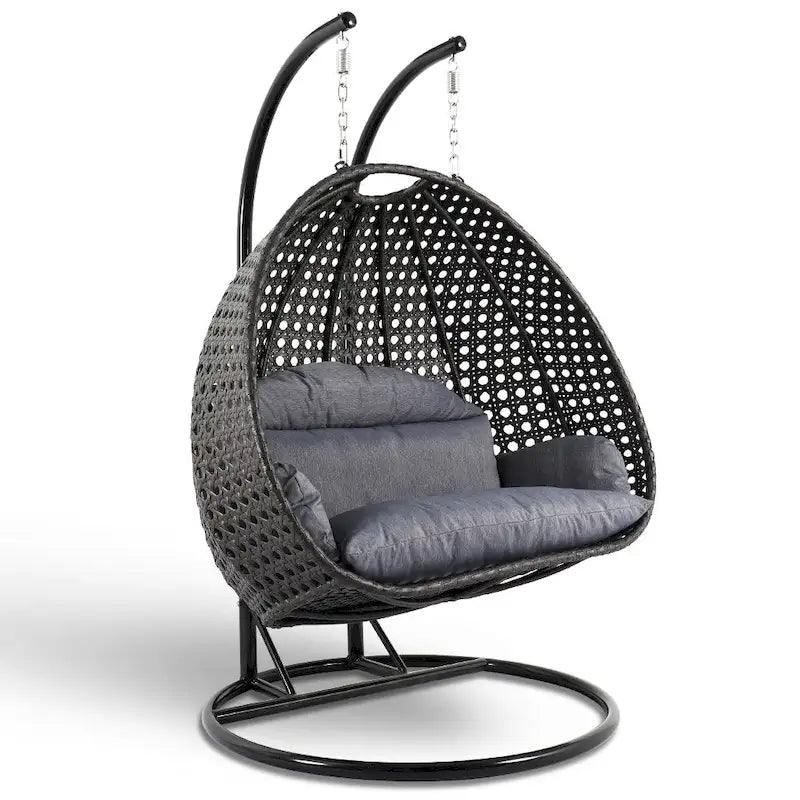 LeisureMod hängender Doppelsitz-Eierstuhl mit Gestell – Outdoor-/Indoor-Hängesessel aus Rattan-Geflecht für Terrasse, Schaukel und Hängeliege mit Polstern