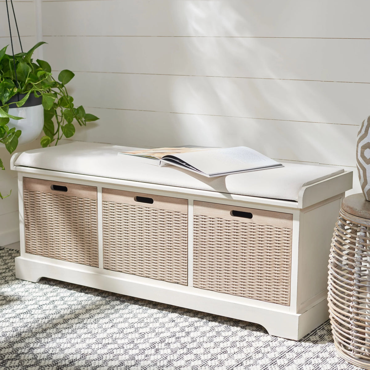 Banco de almacenamiento SAFAVIEH Fiorello con 3 cajones y cojín - 47.3 W x 15 L x 19 H - 47Wx15Dx19H