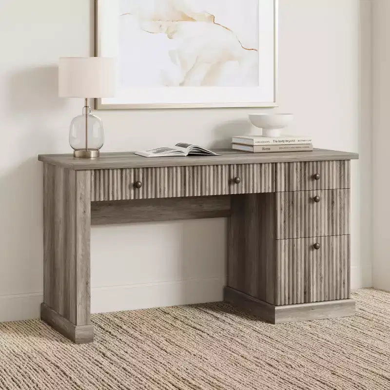 Geriffelter Stauraum-Schreibtisch fürs Homeoffice, moderner Chefschreibtisch mit 54 Zoll und Ladestation, Computertisch aus Holz mit Aktenschubladen fürs Arbeitszimmer