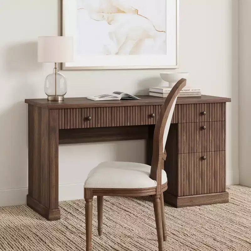 Geriffelter Stauraum-Schreibtisch fürs Homeoffice, moderner Chefschreibtisch mit 54 Zoll und Ladestation, Computertisch aus Holz mit Aktenschubladen fürs Arbeitszimmer