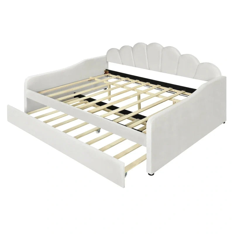 Gestoffeerd ligbed van volledige grootte met schelpvormige rugleuning en onderschuifbed