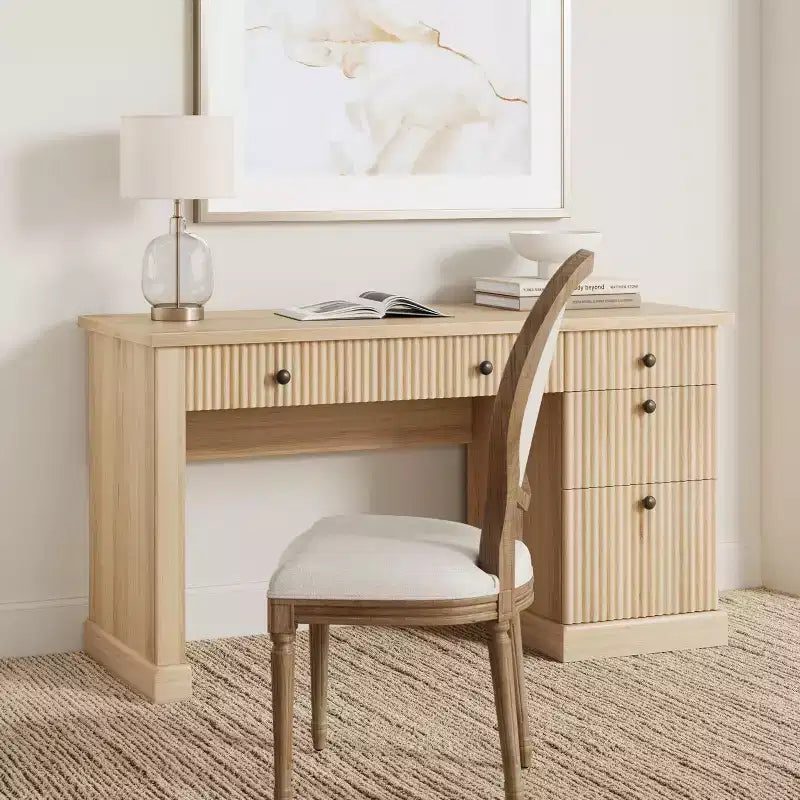 Geriffelter Stauraum-Schreibtisch fürs Homeoffice, moderner Chefschreibtisch mit 54 Zoll und Ladestation, Computertisch aus Holz mit Aktenschubladen fürs Arbeitszimmer