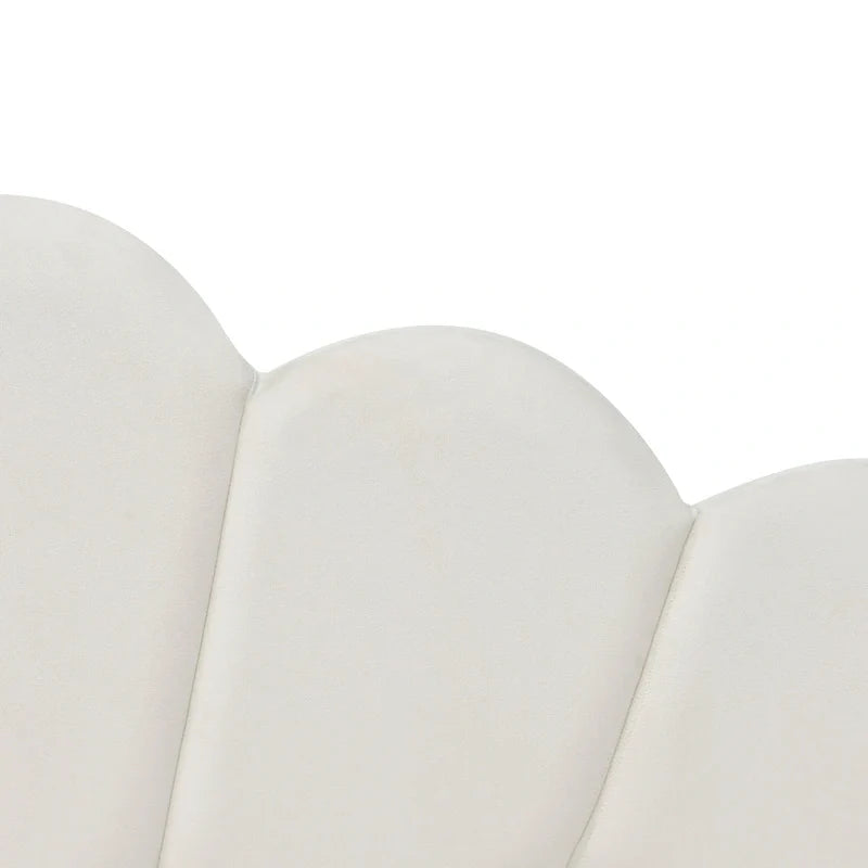 Gestoffeerd ligbed van volledige grootte met schelpvormige rugleuning en onderschuifbed