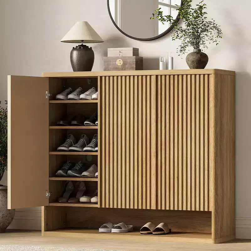 Schuhschrank mit geriffelter Tür und verstellbaren Einlegeböden für Eingangsbereich und Wohnzimmer