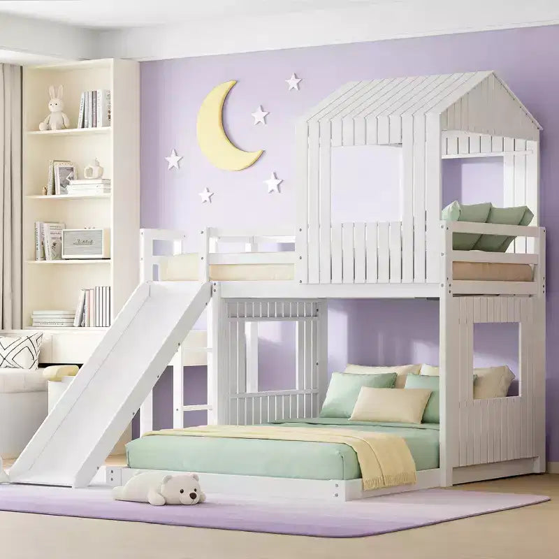 Luxystar houten stapelbed met eenpersoonsbed boven een tweepersoonsbed, speelhuisje, glijbaan en veiligheidsleuningen